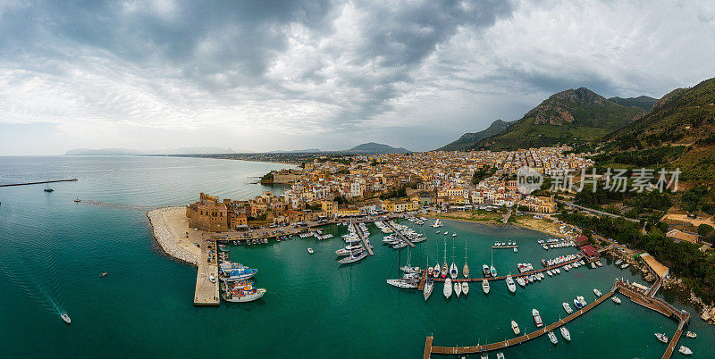 意大利西西里岛的Castellammare del Golfo镇鸟瞰图